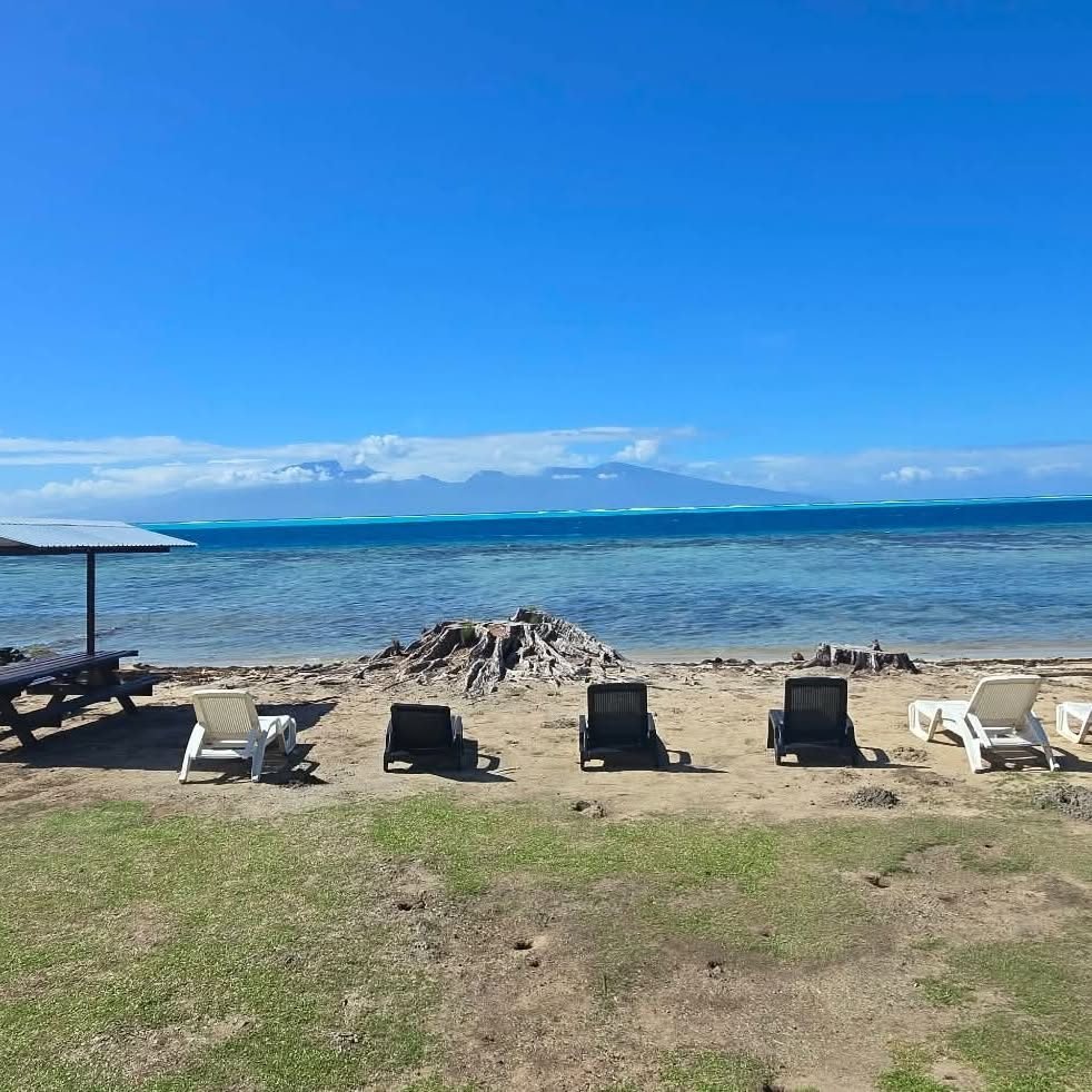 Transats sur la plage face au lagon